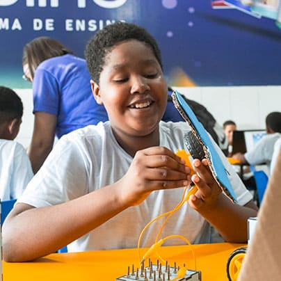 Criança montando um brinquedo