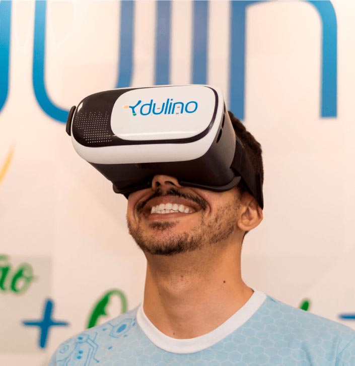 Homem com oculos VR