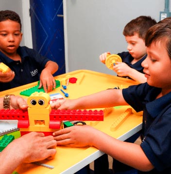 Crianças montando um brinquedo