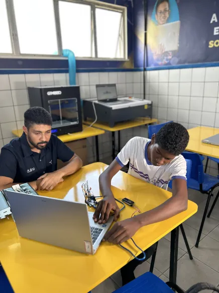 Imagem de um instutor da Dulino sendo entrevistado