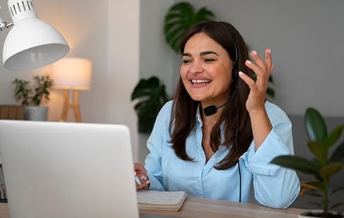 Mulher atendendo conversando no telefone